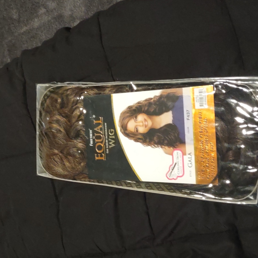 Equal Freetress Gala wig